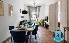 Main Square Apartments & Rooms